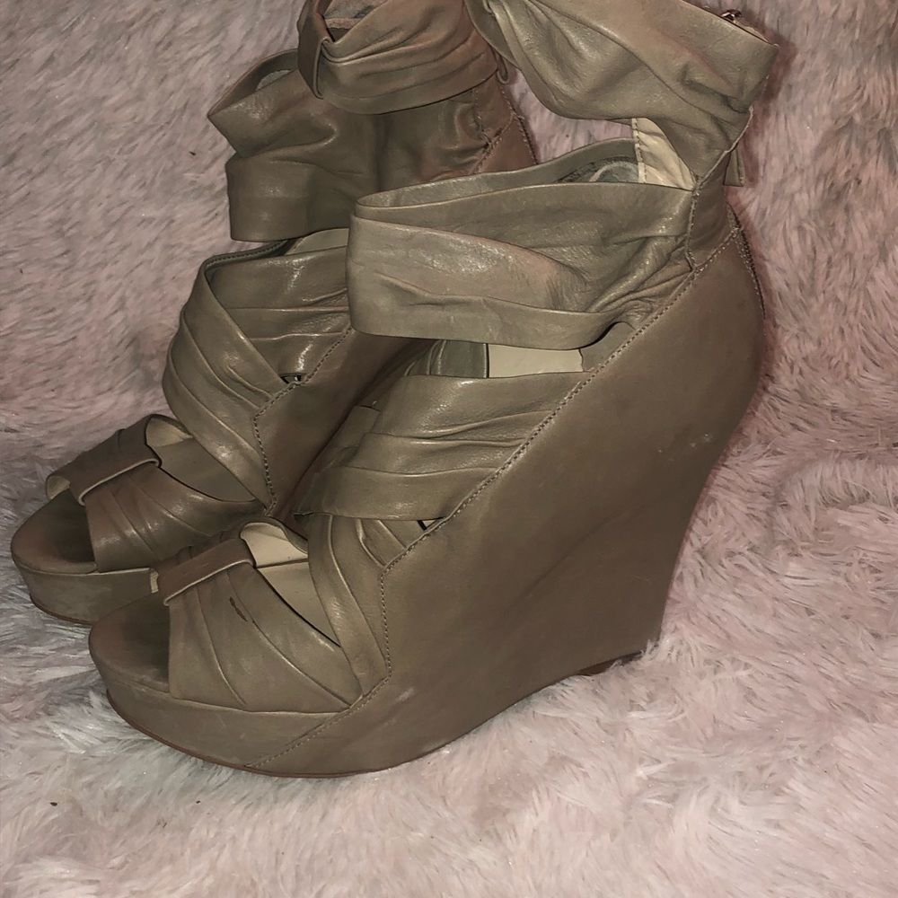 Boutique 9 widget badge sandals